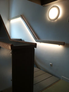 Ontwerp trapleuning voor een gezondheidscentrum Arnhem. Essenhout met ingebouwde LED verlichtingstrip.