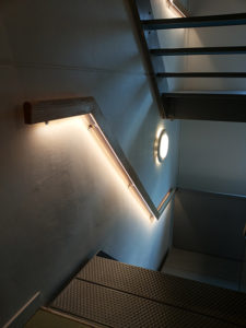 Ontwerp trapleuning voor een gezondheidscentrum Arnhem. Essenhout met ingebouwde LED verlichtingstrip .