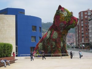 Bilbao, Guggenheim museum. Puppy van Jeff Koons.