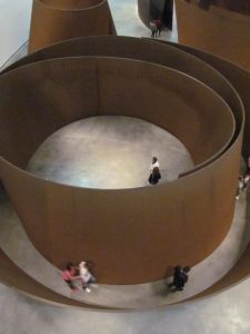 Bilbao, Guggenheim museum. Sculptuur van Richard Serra.